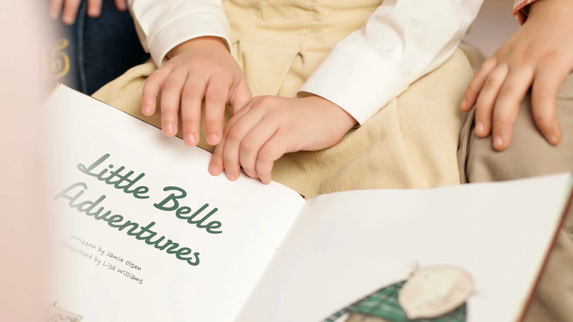 infant llegint un llibre en un entorn tranquil per fomentar la lectura