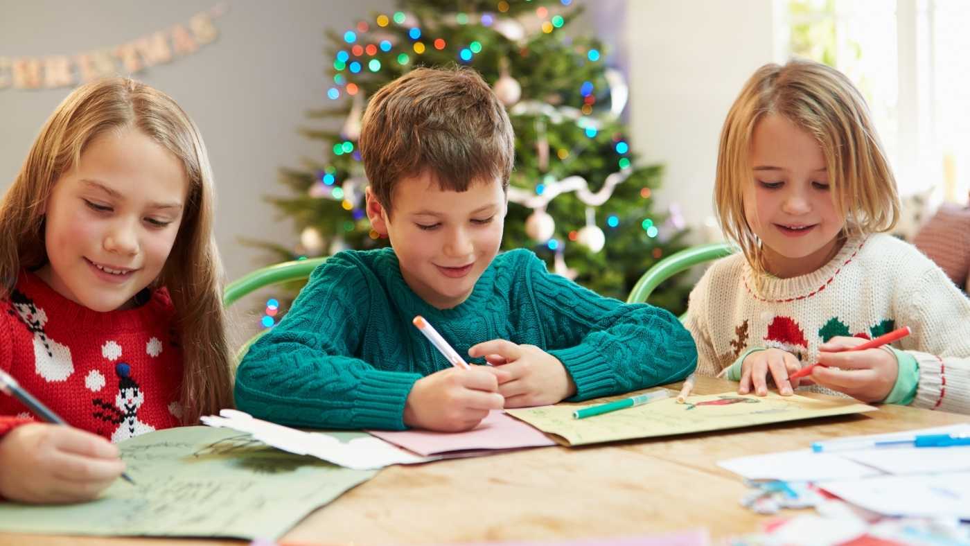 Activitats de lectoescriptura per Nadal nens escrivint la carta als Reis Mags