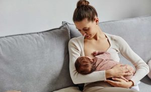 Mare donant el pit al nadó, il·lustrant la importància de la lactància en el desenvolupament oral i de la parla infantil